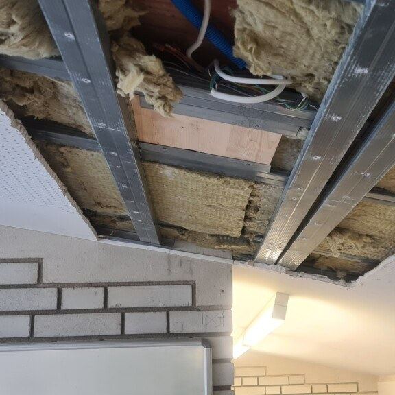 Brandschutzarbeiten an einer Decke