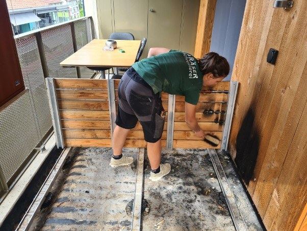 Mitarbeiter beim Einbau einer Brandschutzfront