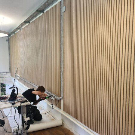 Montage einer Lamellenwand aus Holz