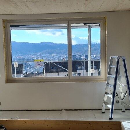 Innenausbau an einem Fenster mit Aussicht