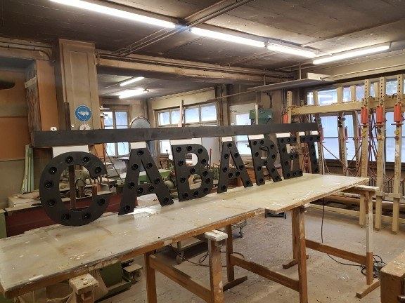 Grosse Holzbuchstaben in der Werkstatt