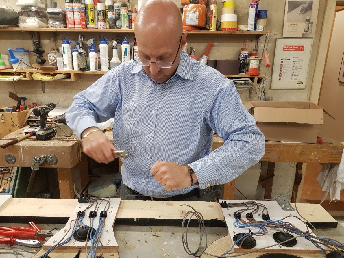 Schreiner an der Hobelbank in der Werkstatt an der Wehntalerstrasse