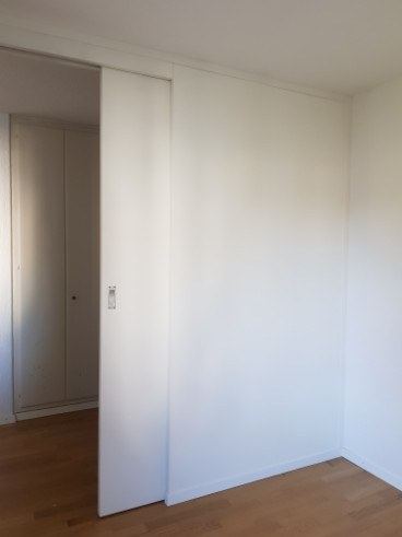 Einbau mit Türe in einem Korridor