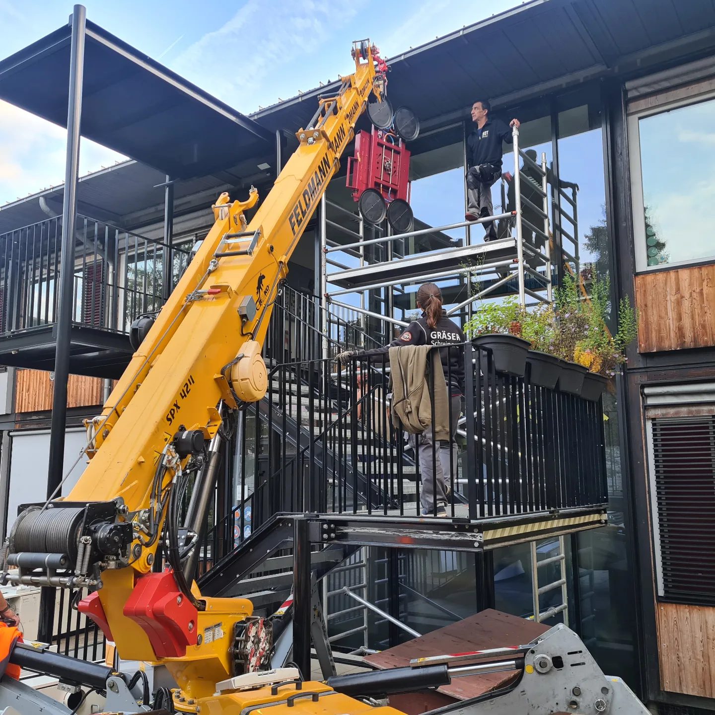 Lieferung mit dem Kran an einer Fassade