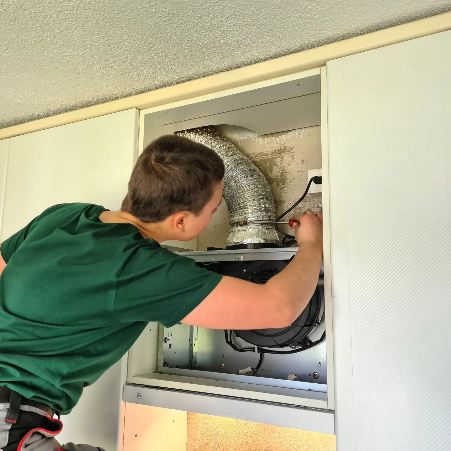 Mitarbeiter beim Einbau an einem Lüftungsgerät