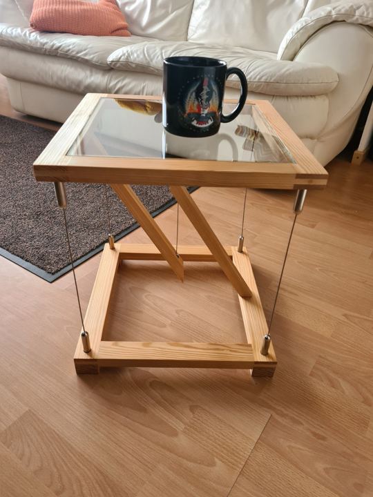 Kleiner Beistelltisch mit Glasplatte