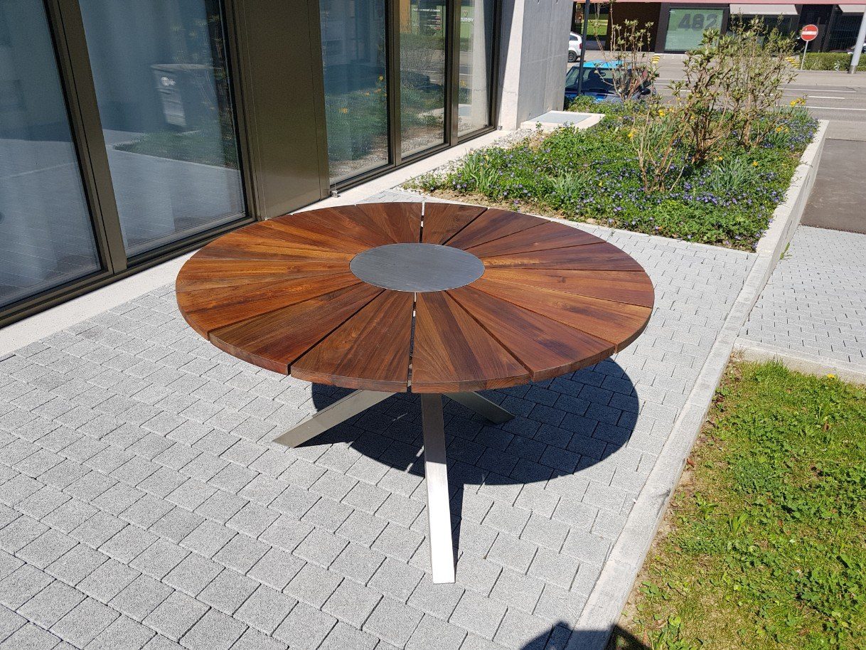Runder Tisch mit Platte aus Holzsegmenten