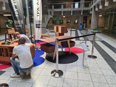 Arbeit an einem Möbel auf einer Ausstellung
