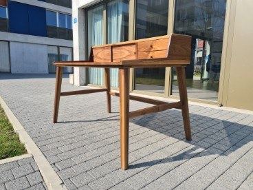 Schreibtisch aus Holz auf dem Vorplatz