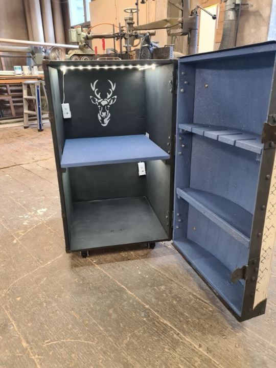 Schrank mit dunkler Front und Hirschmotiv