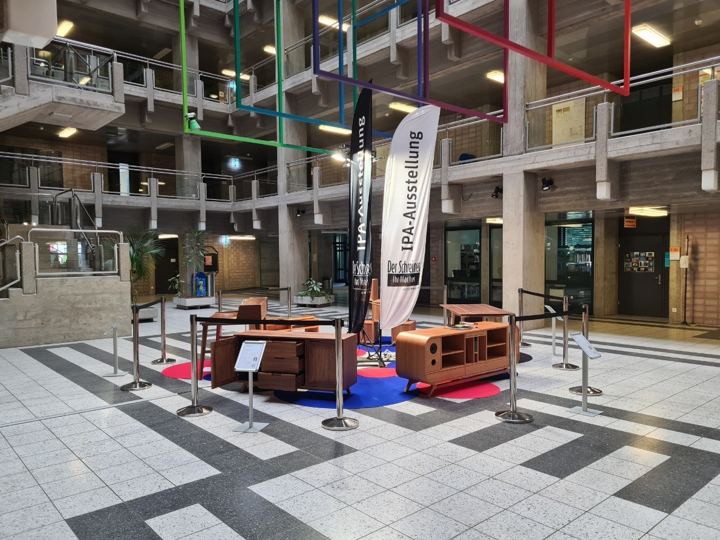 Messestand mit Möbeln aus der Werkstatt
