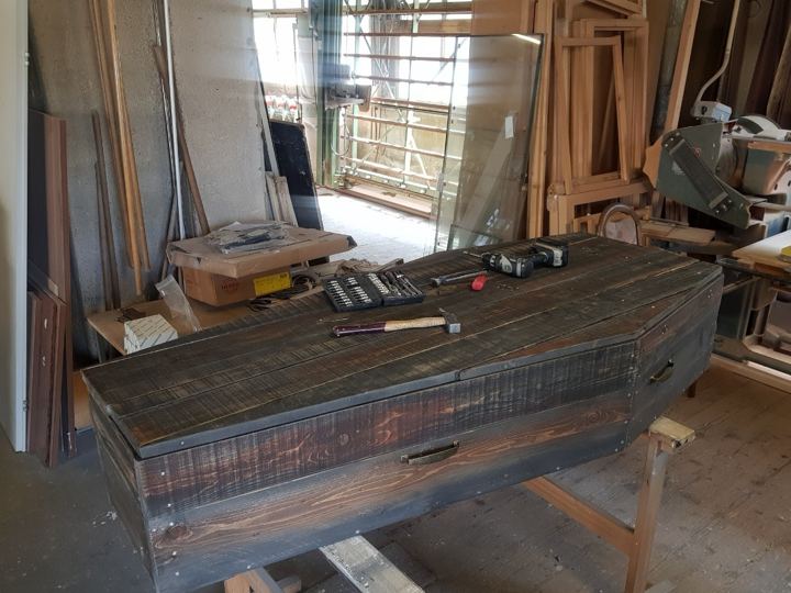 Arbeit an einem Holzteil in der Werkstatt