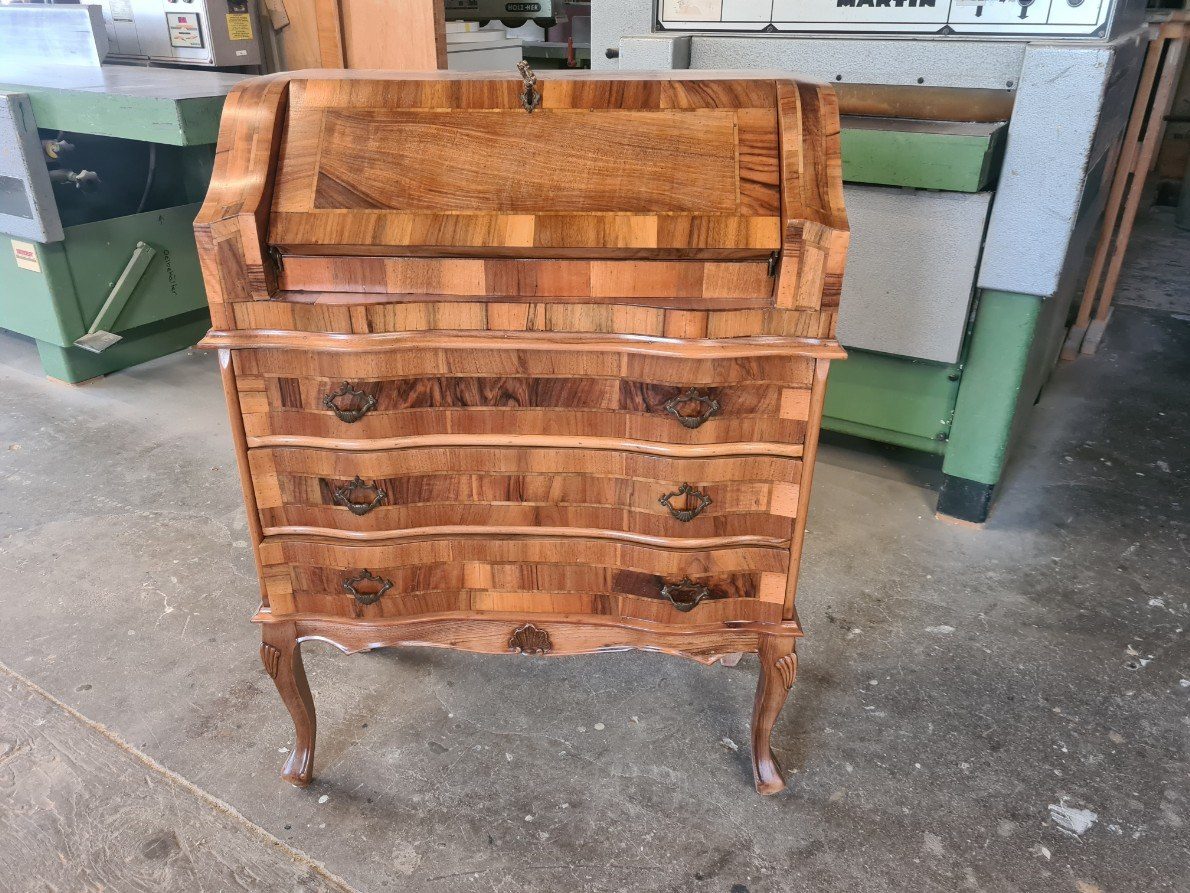 Kommode mit Furnier nach der Restauration