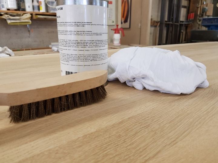 Bürste und Wachs bei der Oberflächenbehandlung