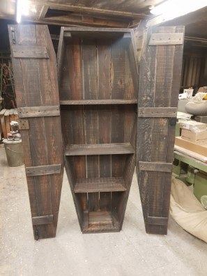 Altes Regal aus Holz