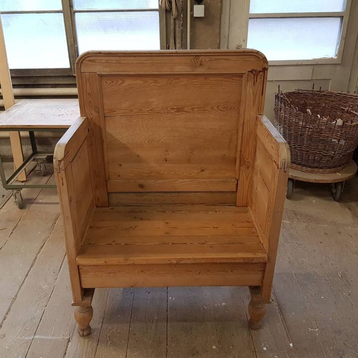 Truhe aus Holz in der Werkstatt