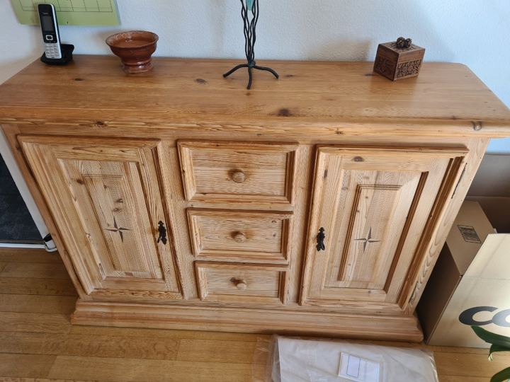 Restaurierte Anrichte aus Massivholz